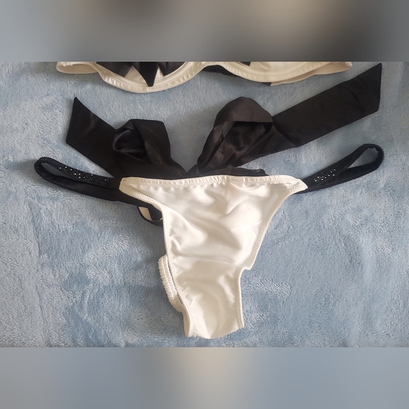 Victoria's Secret Dream Angels Satin Peakaboo Bow Balconette Bra & Panty, Set - Picture 7 of 13